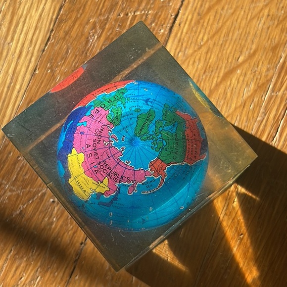 Small world globe in clear Resin - Picture 3 of 8